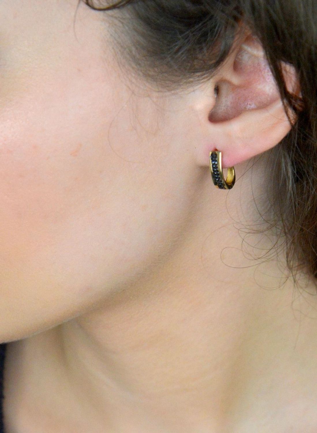 Kolczyki złote z czarną cyrkonią pr 333, KL 6440 333  Kolczyki złote z czarną cyrkonią, wykonane z wysokiej jakości złota próby 333, to elegancka biżuteria, która wyróżnia się subtelnym 1.jpg